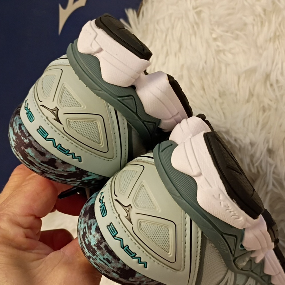 Mizuno Wave Sky 2 Women's Sz 6.5 Running Shoes ๐ ๐ - Picture 5 of 12